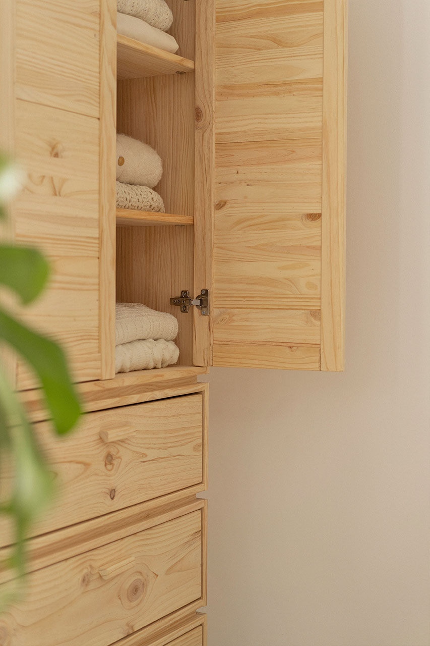 Imagen de ambiente 5 para:Armario peque&ntilde;o con 3 cajones de almacenaje en madera maciza de pino